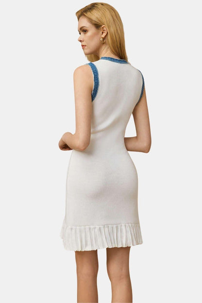 Ärmelloses Damenkleid mit kontrastierenden Details