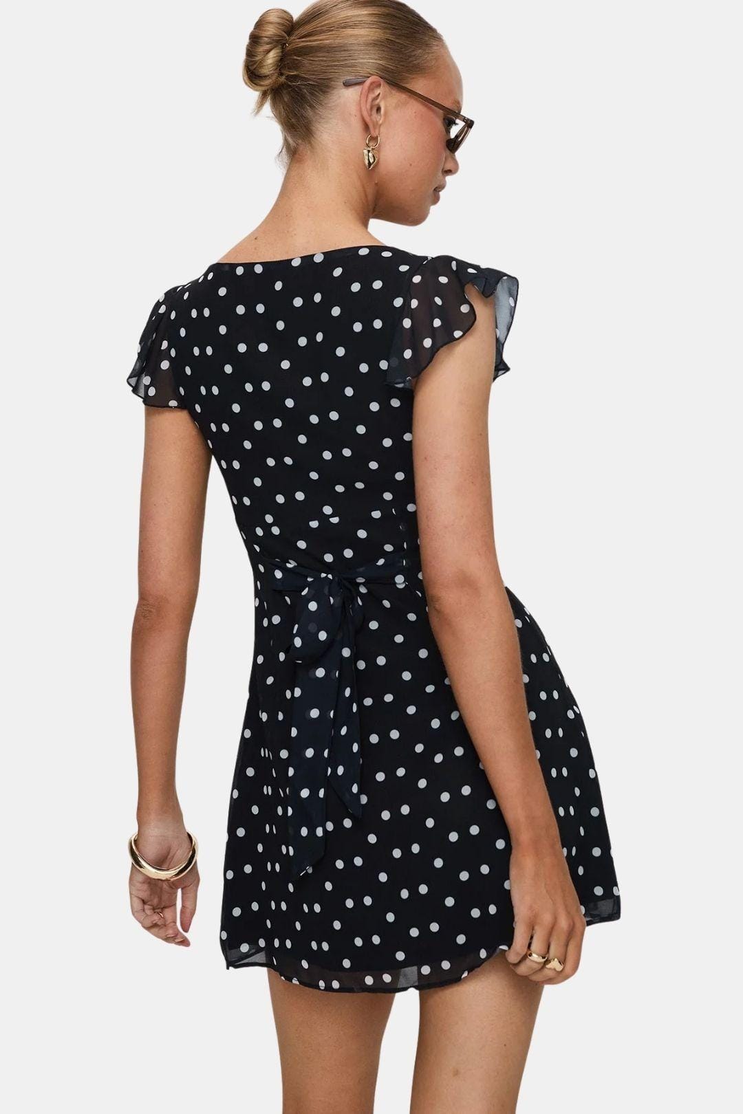 Damenkleid mit Punktmuster und Flügelärmeln