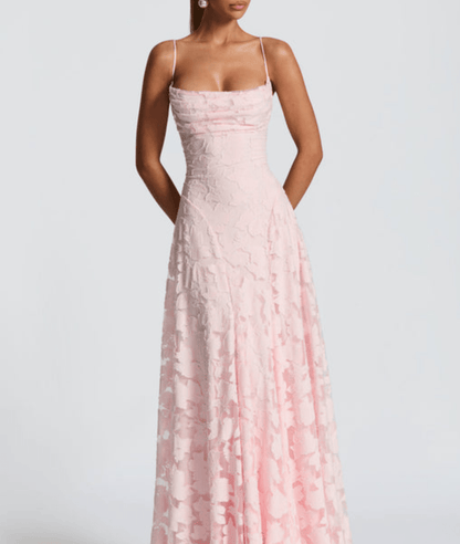 Langes Kleid mit schmalen Trägern und Strukturmuster